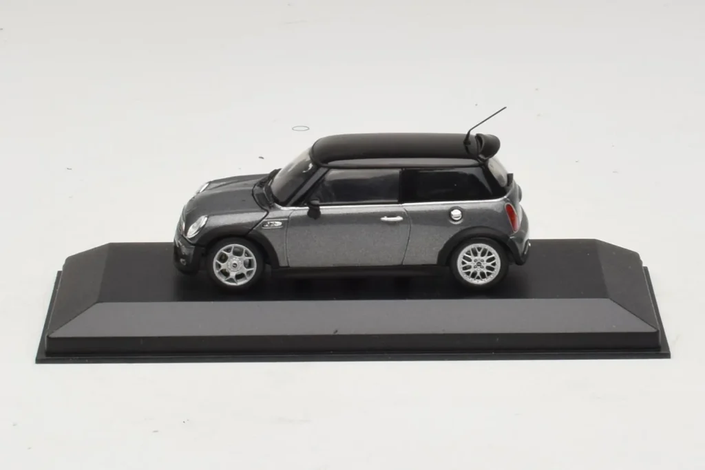 โมเดลรถ 1:43 Mini Cooper S สีเทาเมทัลลิก Minichamps (มือสอง)