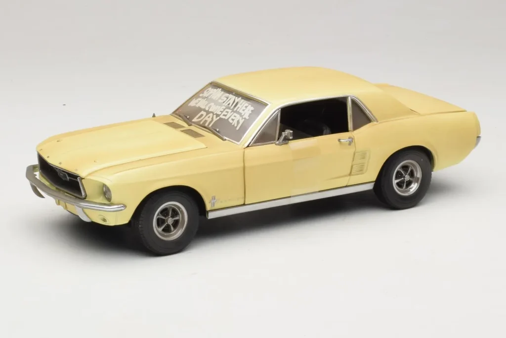 โมเดลรถ 1:18 Ford Mustang Coupe Yellow The Walking Dead Greenlight (มือสอง)