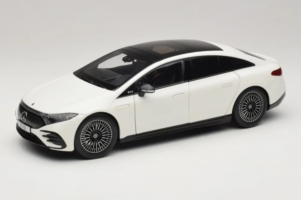 Model 1:18 Mercedes EQS V297 Manufaktur Opalite white NZG