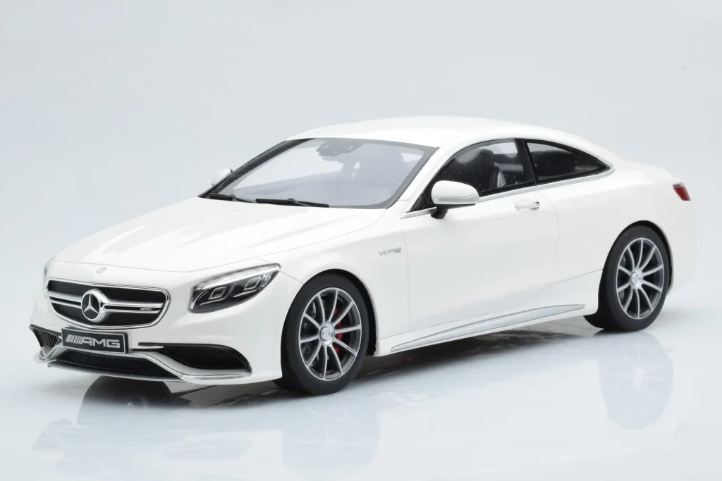 โมเดลรถ 1:18 Mercedes AMG S63 C217 Coupe สีขาว GT Spirit (มือสอง)