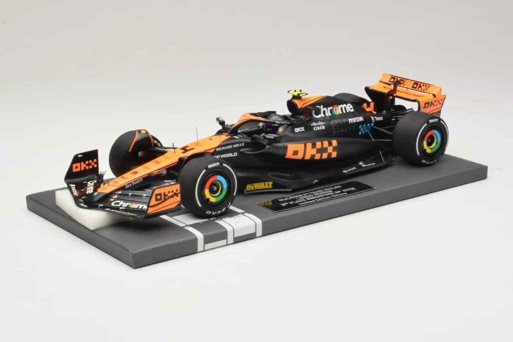 车型 1:18 McLaren MCL60 #4 L. Norris 2nd Place Singapore GP 年 2023 Minichamps