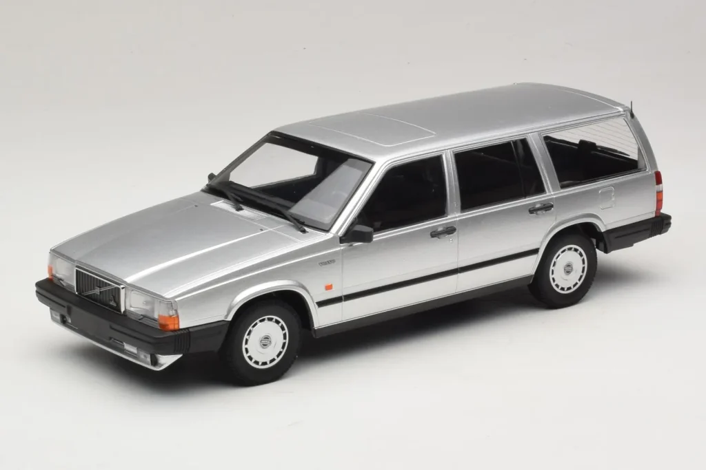 Model 1:18 Volvo 740 GL Estate silver Minichamps