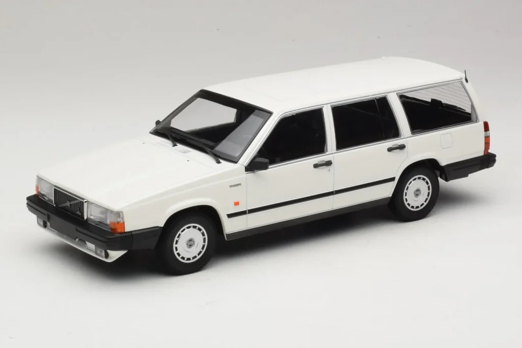 Model 1:18 Volvo 740 GL Estate white Minichamps
