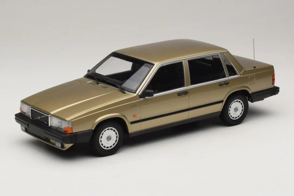 Model 1:18 Volvo 740 GL Gold Minichamps