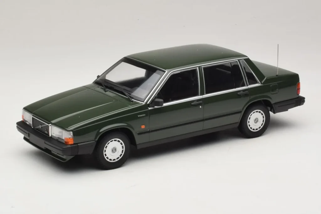 Model 1:18 Volvo 740 GL Dark Green Minichamps
