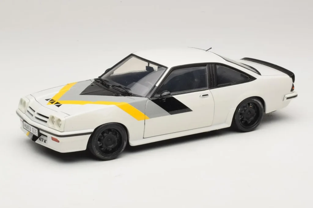 โมเดลรถ 1:18 Opel Manta B GT/E White Custom Black Wheels Revell (มือสอง)