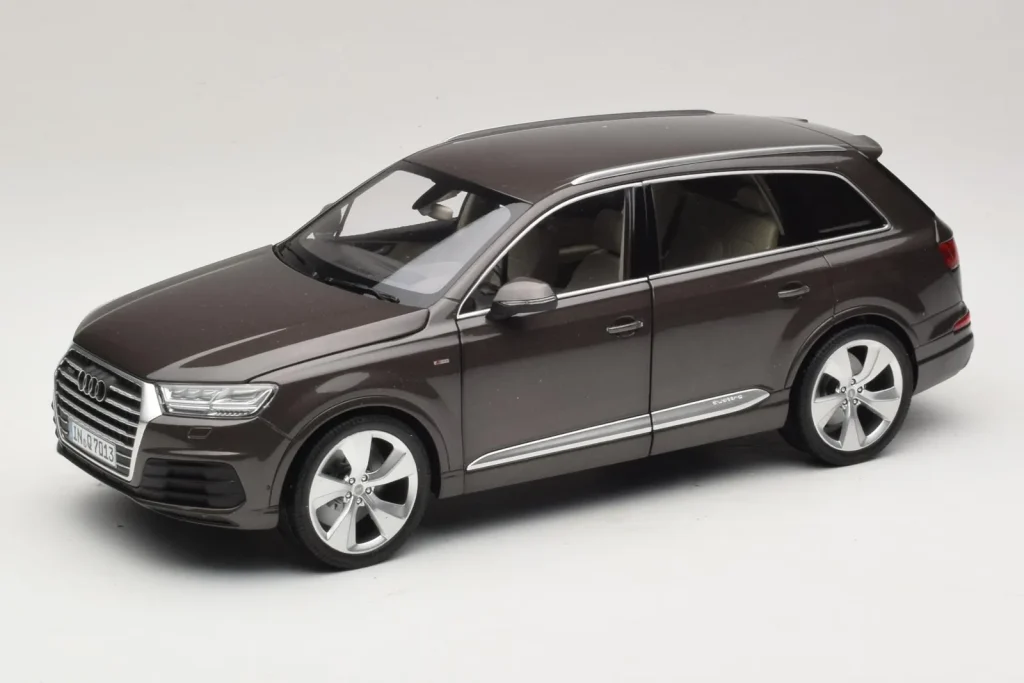 车型 1:18 Audi Q7 4M Argus 棕色 Minichamps