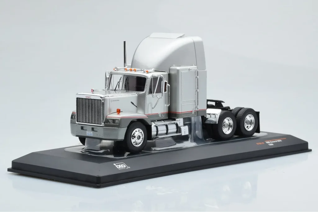 Model 1:43 GMC General SBFA silver IXO
