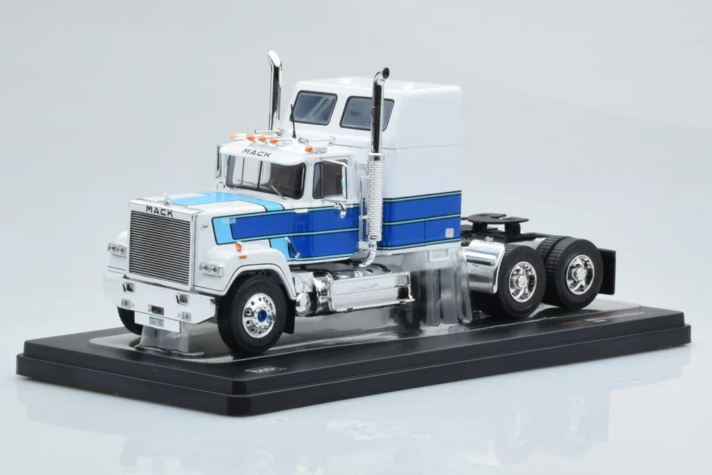 Model 1:43 Mack Superliner Magnum White Blue IXO