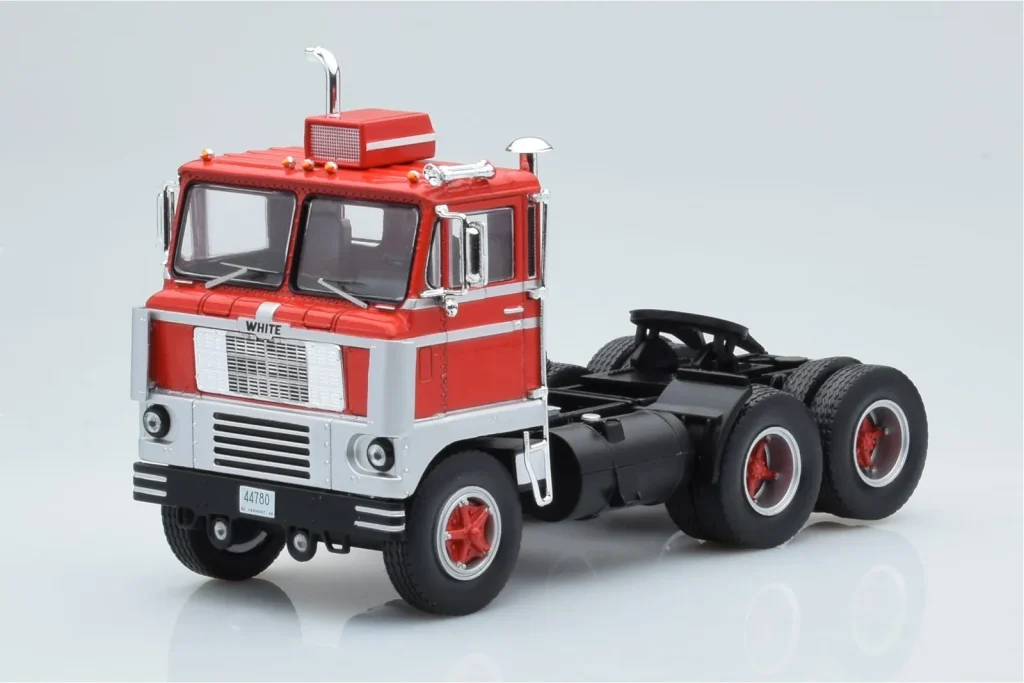 Model 1:43 White 7400 Red Silver IXO