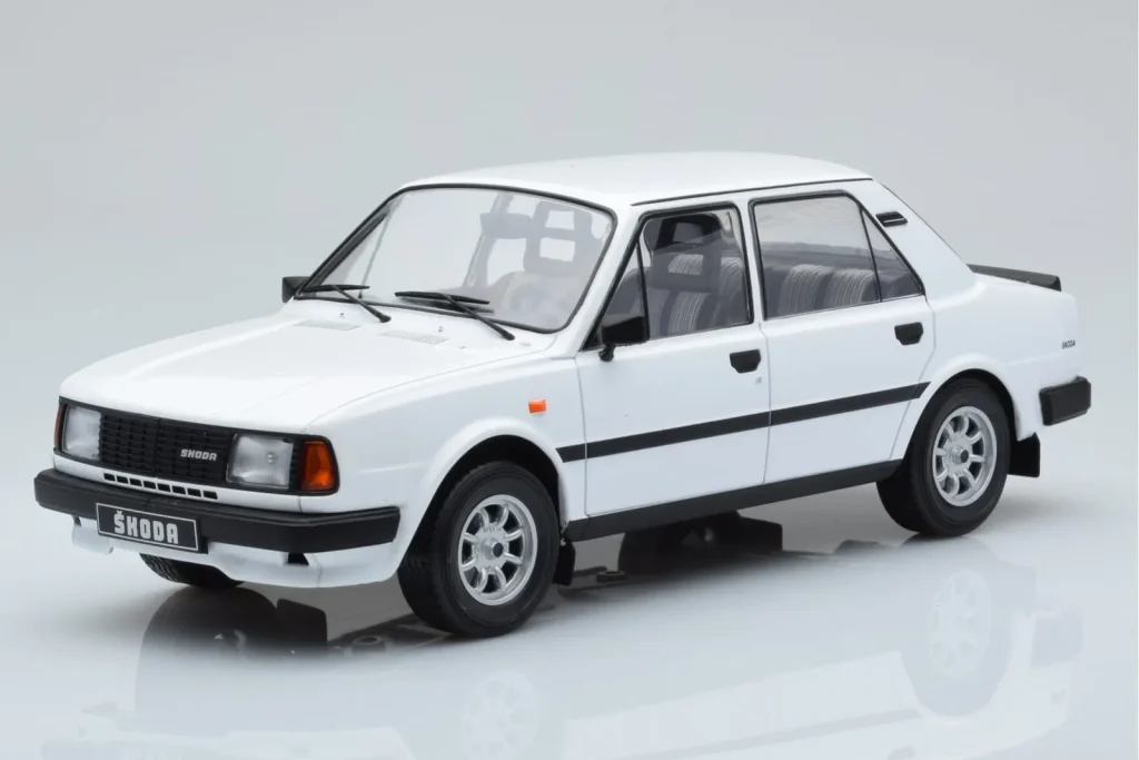โมเดลรถ 1:18 Skoda 130 L สีขาว IXO