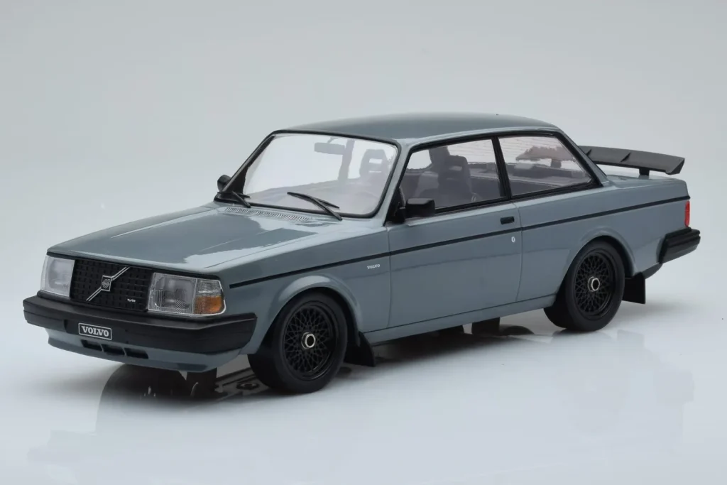 โมเดลรถ 1:18 Volvo 240 Turbo สีเทา IXO