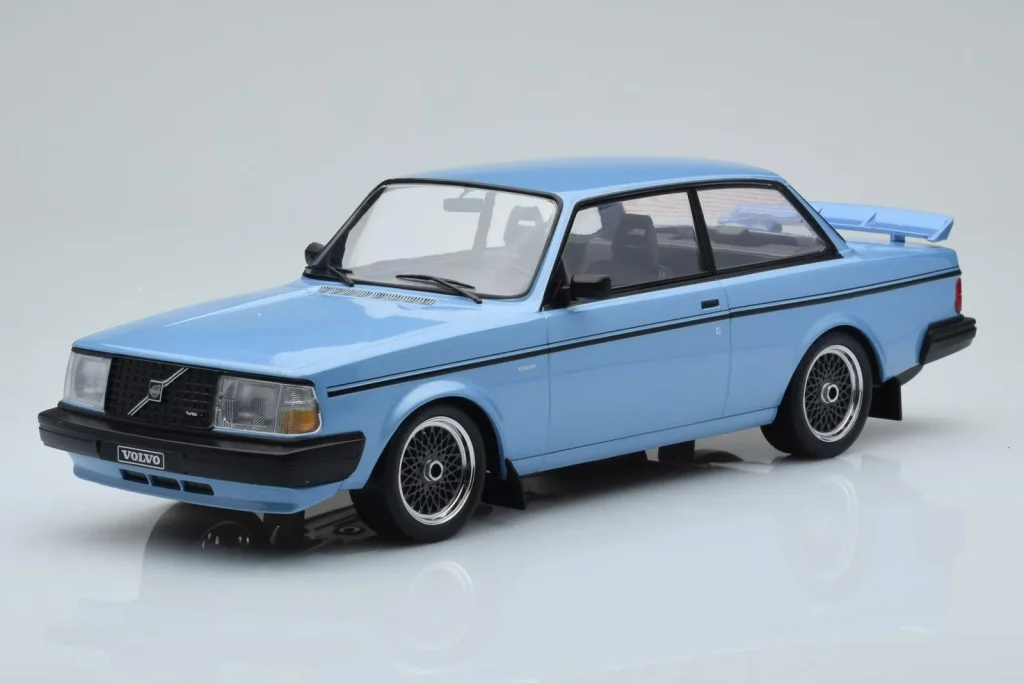 โมเดลรถ 1:18 Volvo 240 Turbo Light Blue IXO