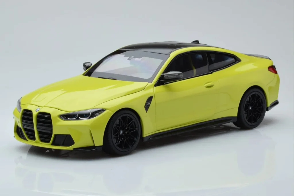 โมเดลรถ 1:18 BMW M4 G82 Yellow Dealer Edition Minichamps [80435A51949] (มือสอง)