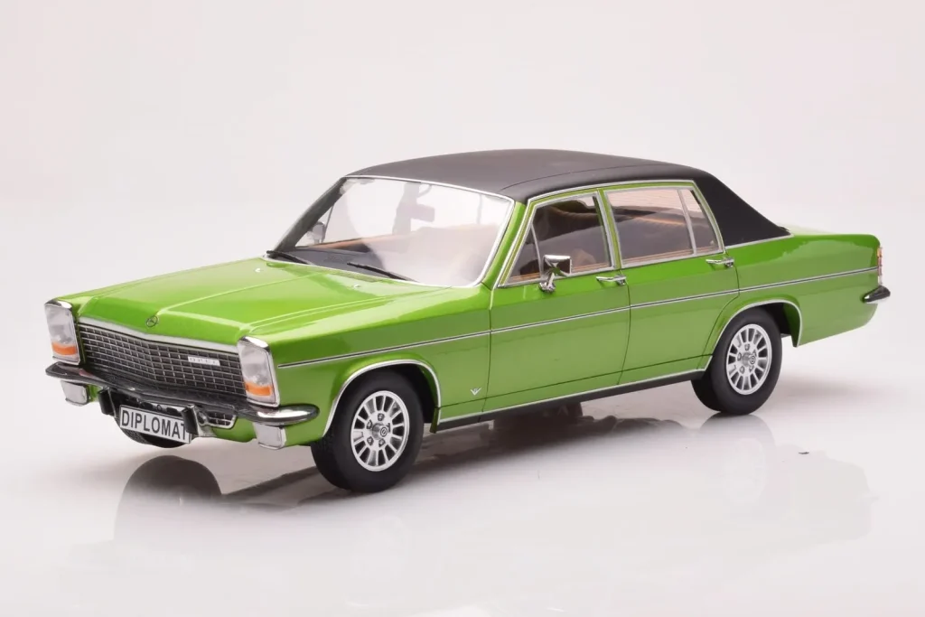 โมเดลรถ 1:18 Opel Diplomat B สีเขียวเมทัลลิก MCG