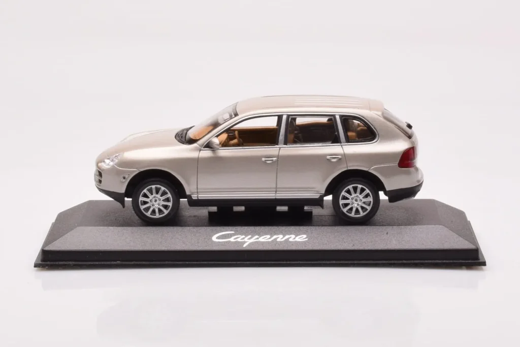 โมเดลรถ 1:43 Porsche Cayenne 9PA สีเบจ Minichamps