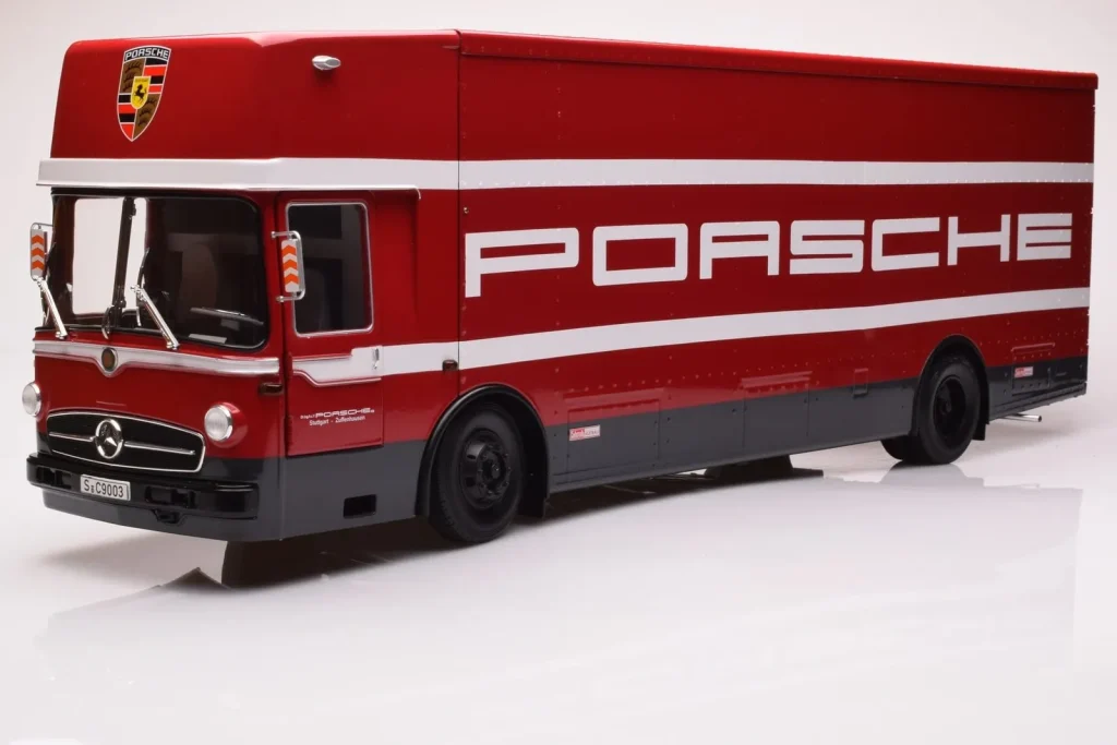 โมเดลรถ 1:18 Mercedes O317 Porsche Transporter สีแดง CMR (มือสอง)