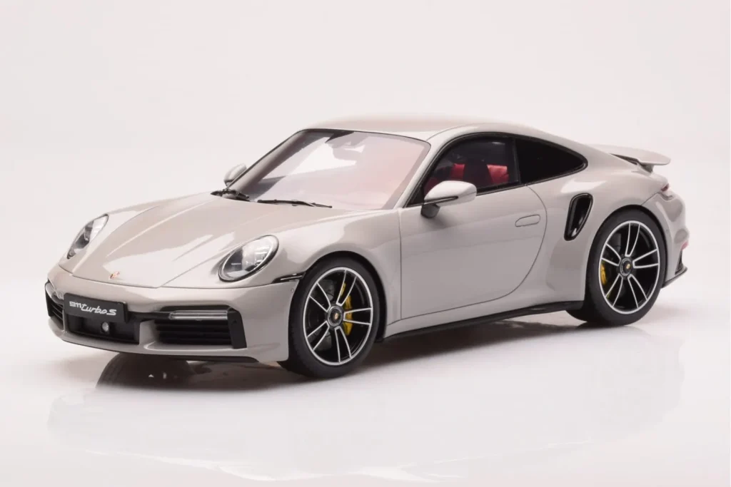โมเดลรถ 1:18 Porsche 911 992 Turbo S Crayon สีเทา GT Spirit