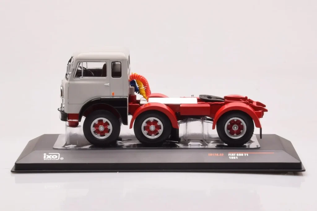 โมเดลรถ 1:43 Fiat 690 T1 สีขาว IXO