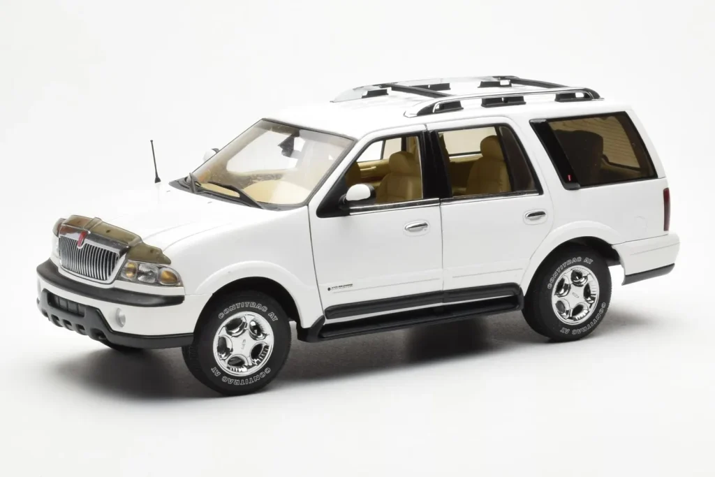 Model 1:18 Lincoln Navigator white AUTOart
