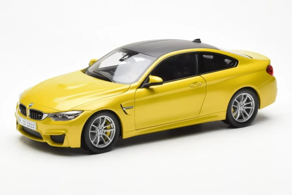 โมเดลรถ 1:18 BMW M4 F82 Austin สีเหลืองเมทัลลิก Paragon (มือสอง)