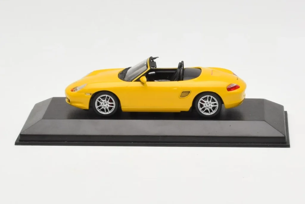Model 1:43 Porsche Boxster 986 yellow Minichamps