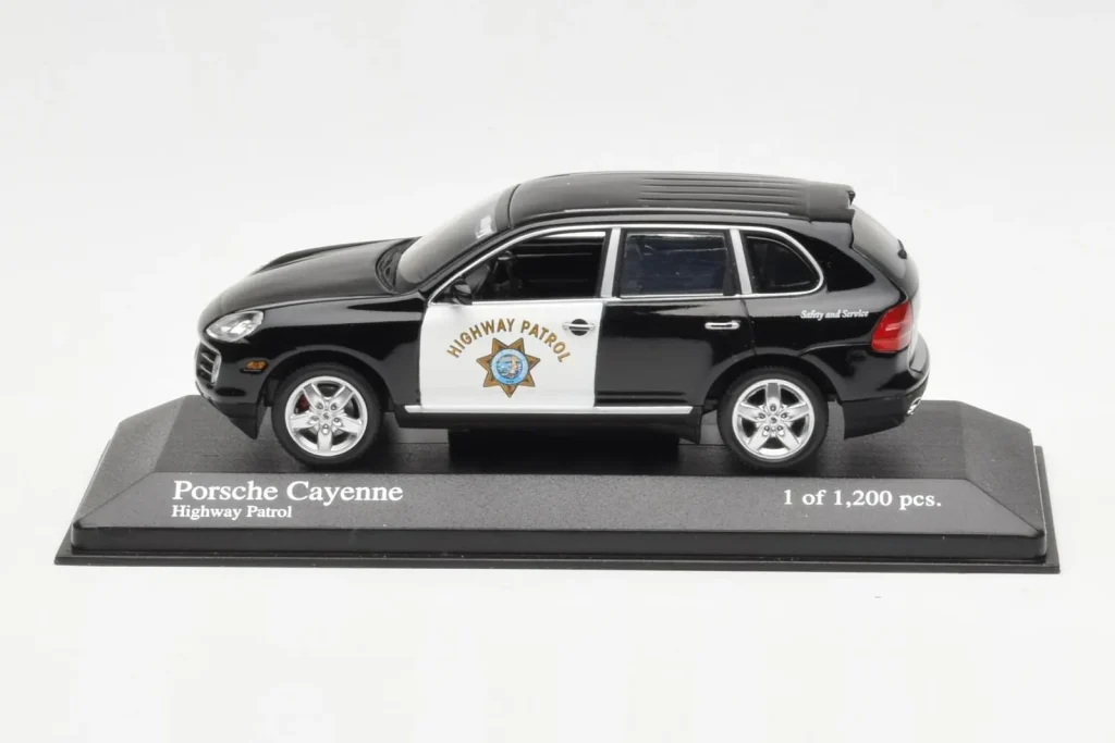 โมเดลรถ 1:43 Porsche Cayenne 9PA Highway Patrol Minichamps (มือสอง)