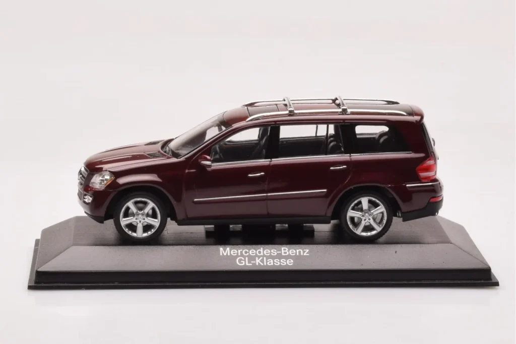 Model 1:43 Mercedes GL X164 Carnelian red Minichamps