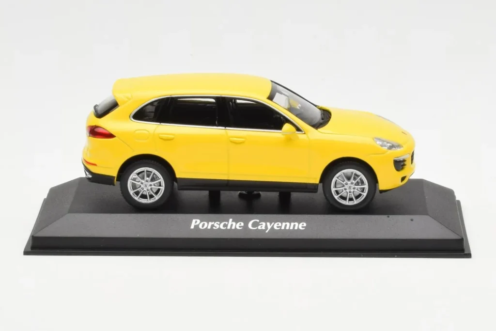 โมเดลรถ 1:43 Porsche Cayenne 92A สีเหลือง MaxiChamps (มือสอง)