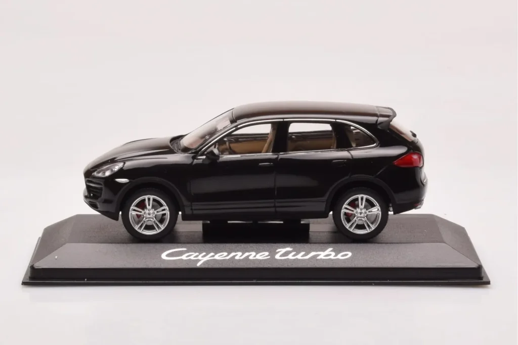 โมเดลรถ 1:43 Porsche Cayenne 92A Turbo สีดำ Minichamps (มือสอง)