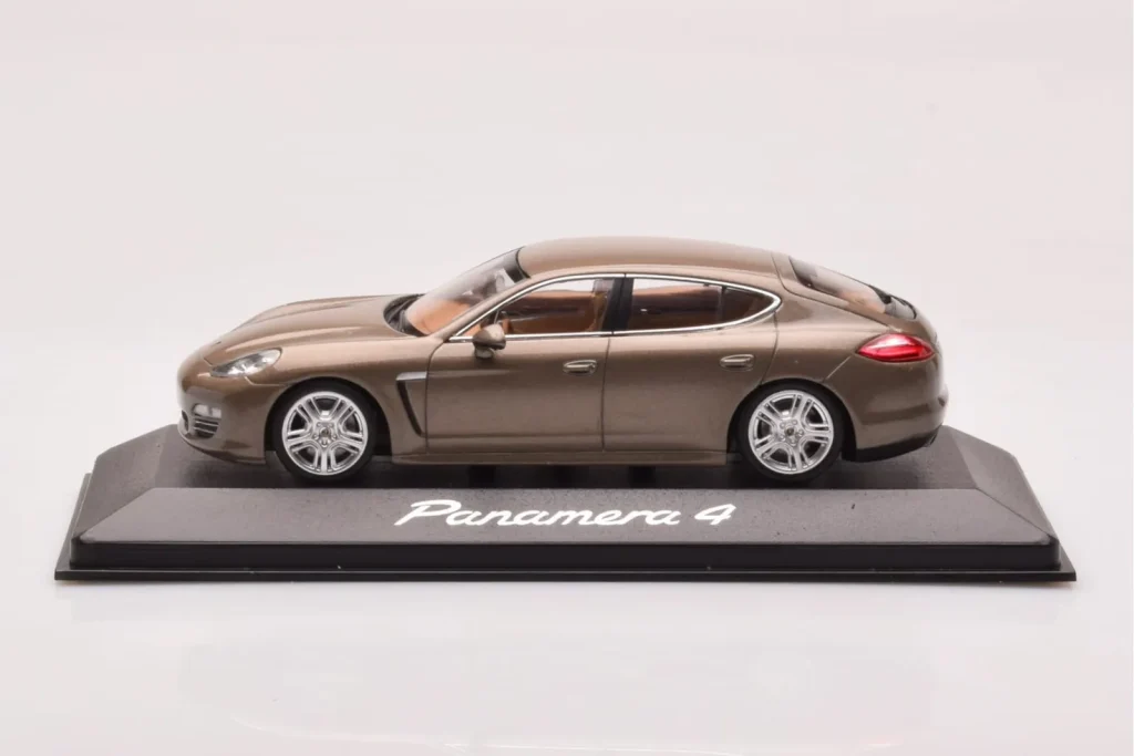 โมเดลรถ 1:43 Porsche Panamera 970 4 สีเบจเมทัลลิก Minichamps (มือสอง)