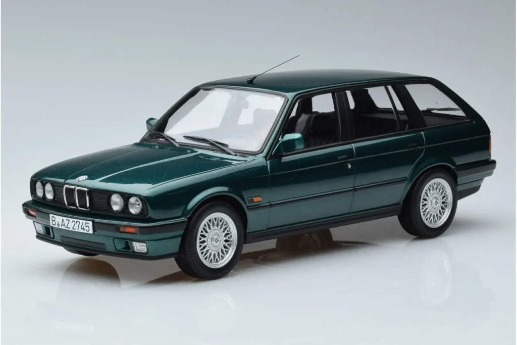 โมเดลรถ 1:18 BMW 325i E30 Touring สีเขียวเมทัลลิก Norev