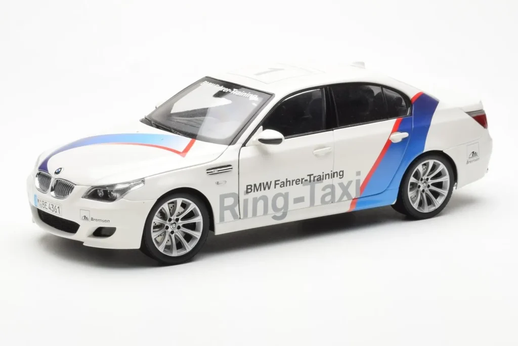 โมเดลรถ 1:18 BMW M5 E60 Ring Taxi Nurburgring Kyosho (มือสอง)