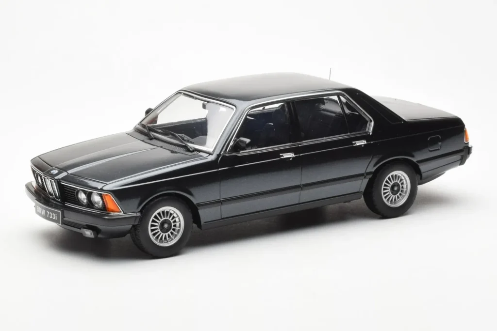 โมเดลรถ 1:18 BMW 733i E23 สีดำเมทัลลิก KK-Scale (มือสอง)