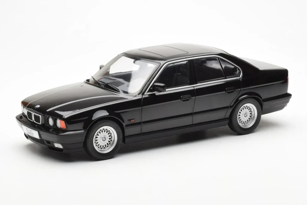 โมเดลรถ 1:18 BMW 540i E34 สีดำเมทัลลิก MCG (มือสอง)
