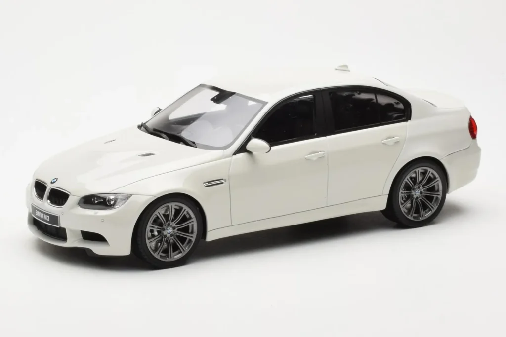 โมเดลรถ 1:18 BMW M3 E90 Sedan สีขาว GT Spirit (มือสอง)