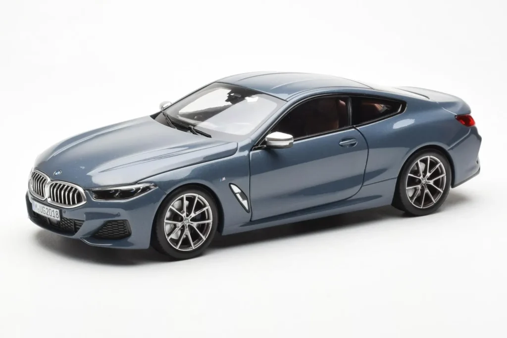 车型 1:18 BMW 850i G15 Barcelona 金属蓝 Norev