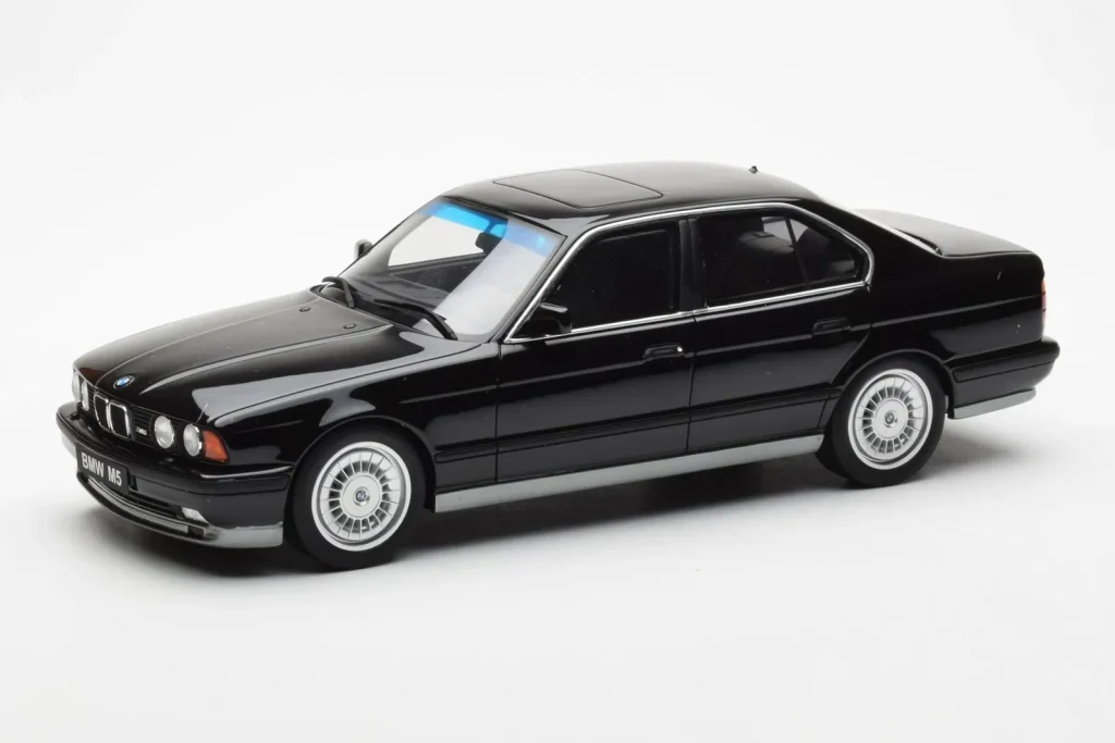 โมเดลรถ 1:18 BMW M5 E34 สีดำ Otto (มือสอง)