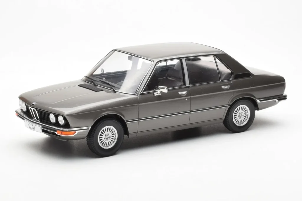 车型 1:18 BMW 520i E28 灰色 MCG
