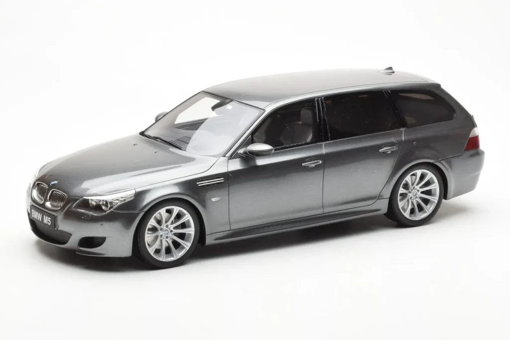 โมเดลรถ 1:18 BMW M5 E61 Touring สีเทา Otto (มือสอง)