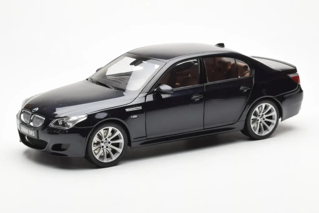 โมเดลรถ 1:18 BMW M5 E60 Carbon สีดำ Kyosho (มือสอง)
