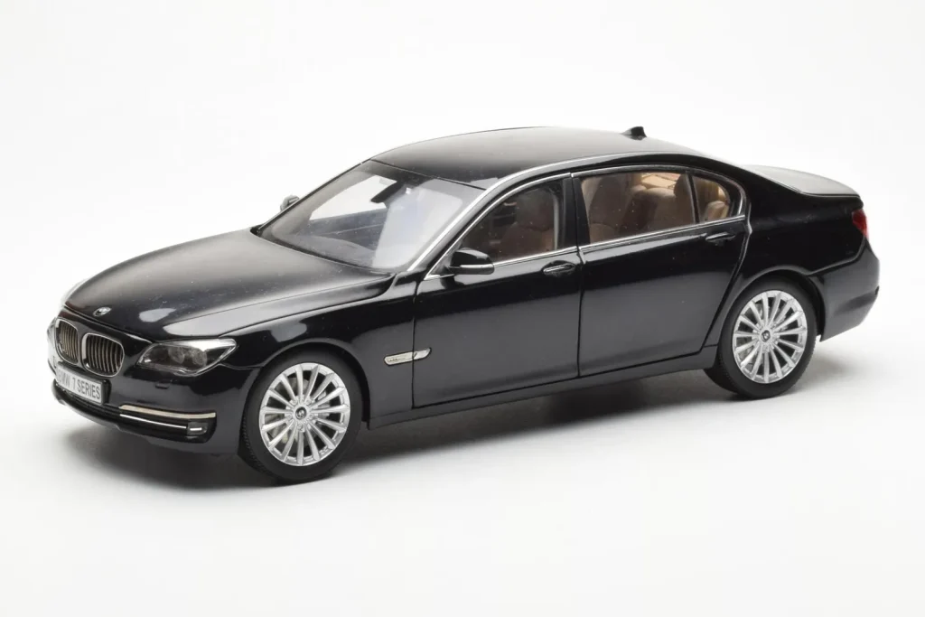 车型 1:18 BMW 750Li F02 Facelift Carbon 黑色 Kyosho