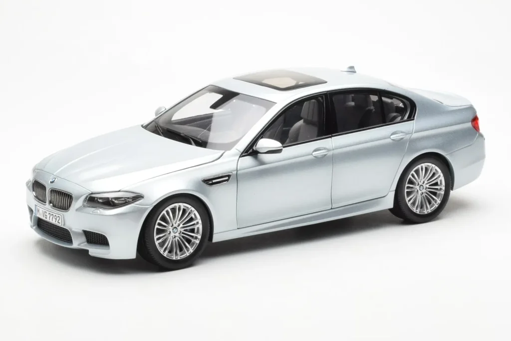 โมเดลรถ 1:18 BMW M5 F10 Silverstone สีเงิน Paragon (มือสอง)