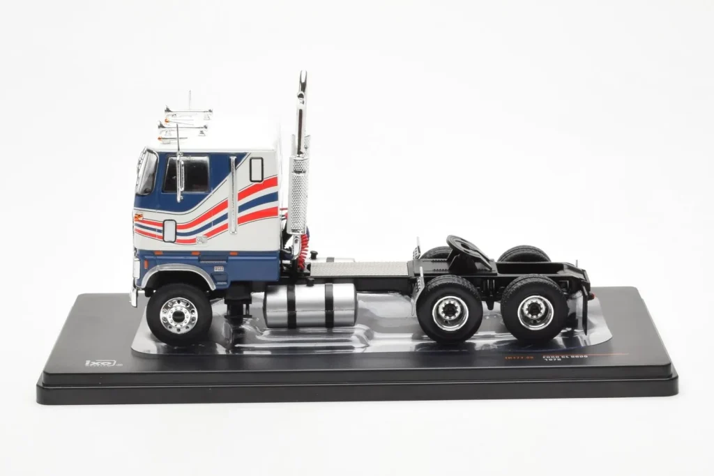 车型 1:43 Ford CL 9000 White Blue IXO