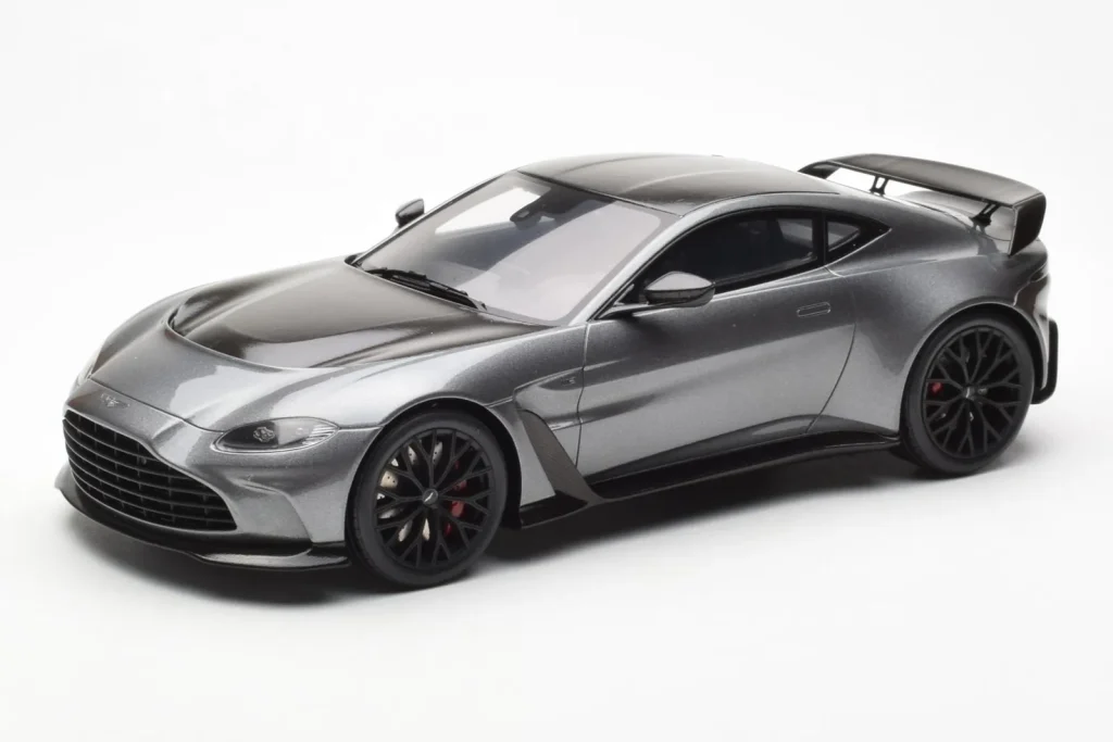 โมเดลรถ 1:18 Aston Martin V12 Vantage Magnetic สีเงิน GT Spirit