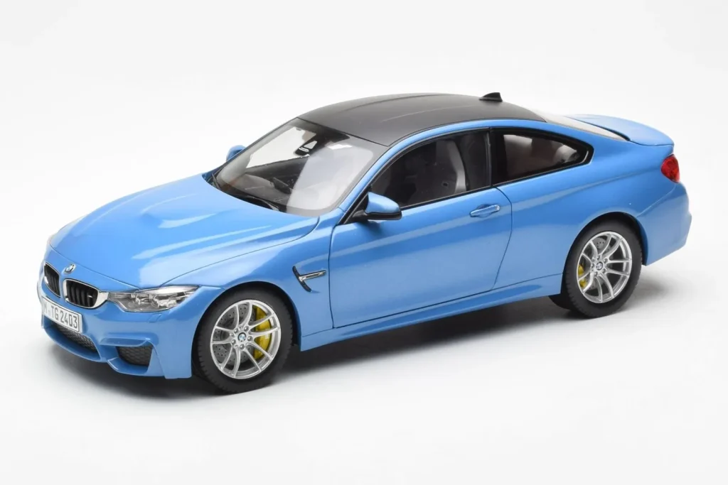 โมเดลรถ 1:18 BMW M4 F82 Yas Marina สีน้ำเงิน Paragon