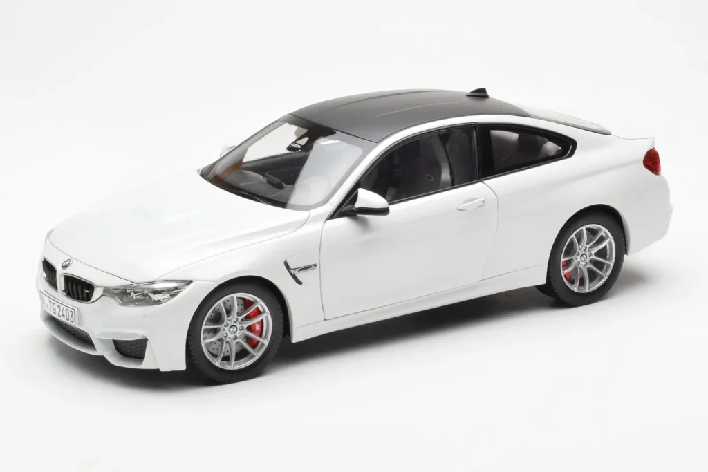 โมเดลรถ 1:18 BMW M4 F82 Frozen Brilliant สีขาว Paragon