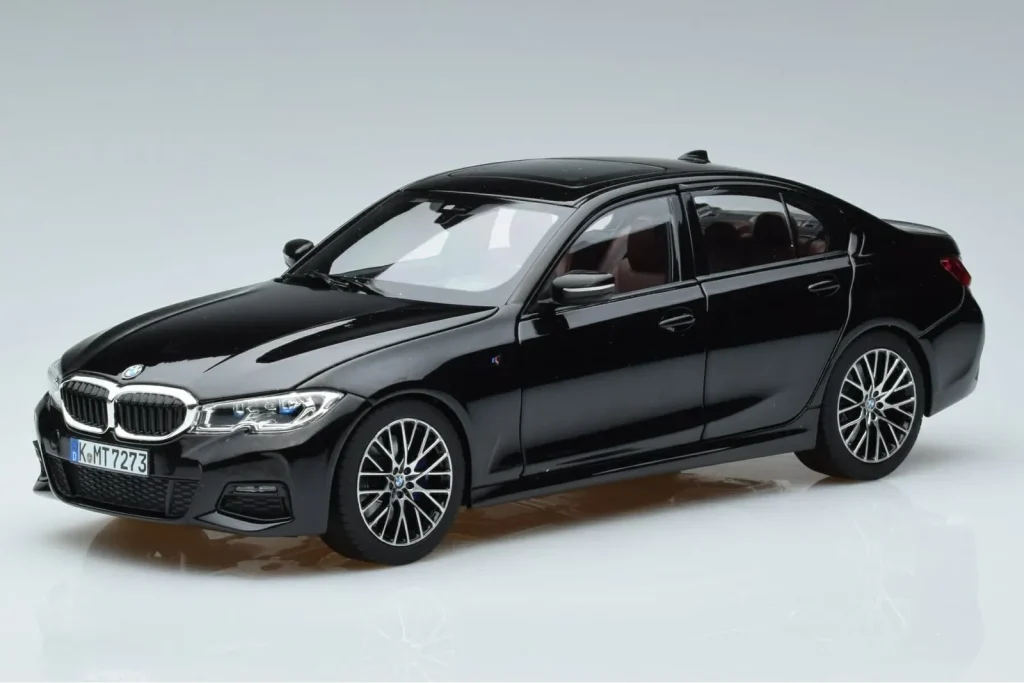 โมเดลรถ 1:18 BMW 330i G20 สีดำเมทัลลิก Norev