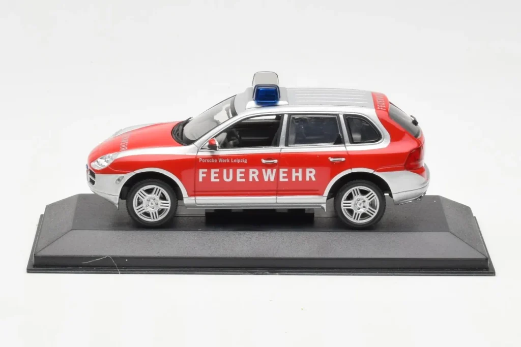 โมเดลรถ 1:43 Porsche Cayenne S Feuerwehr Minichamps (มือสอง)
