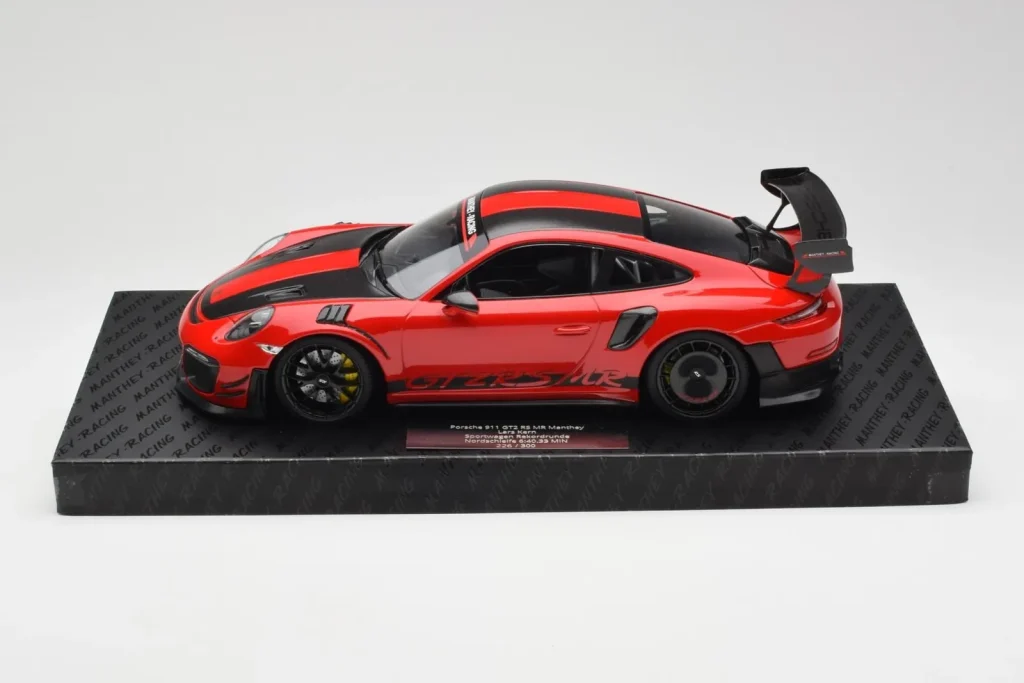 โมเดลรถ 1:18 Porsche 911 GT2 RS 991 MR Manthey Racing Nordschleife Record Minichamps (มือสอง)